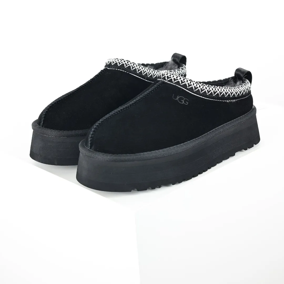 Copy price 💰560 Core recommendation of good price 5cm thick sole, independently developed original outsole, cashmere insole, keeping warm in winter, suitable for home use. In the new year, uug launched a style series, which is partially geared towards the preferences of young consumers. It has also moved to the forefront of fashion trends. Shoe body material, water-repellent coated suede upper, 17 mm UGGPURE™ implanted wool insole, lightweight non-slip and comfortable rubber outsole, with brand LOGO and trademark, with full package Size: 35 36 37 38 39 40